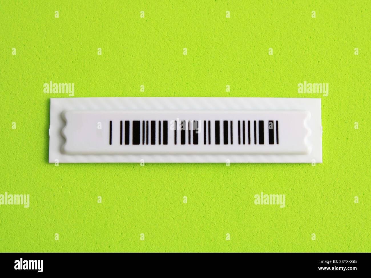 Kunststoff mit schwarz-weißem Strichcode auf grünem Hintergrund Stockfoto