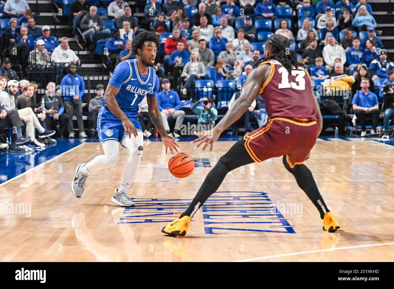 1. MÄRZ 2025: Isaiah Swope (1) sucht nach einem Spiel gegen die Verteidigung von Loyola (Il) Ramblers Sheldon Edwards Jr. (13) in einem regulären Saisonspiel, bei dem die Loyola Chicago Ramblers die Saint Louis Billikens besuchten. Fand in der Chaifetz Arena in St. Louis, MO, am Samstag, den 01. März 2025, Richard Ulreich/CSM statt Stockfoto