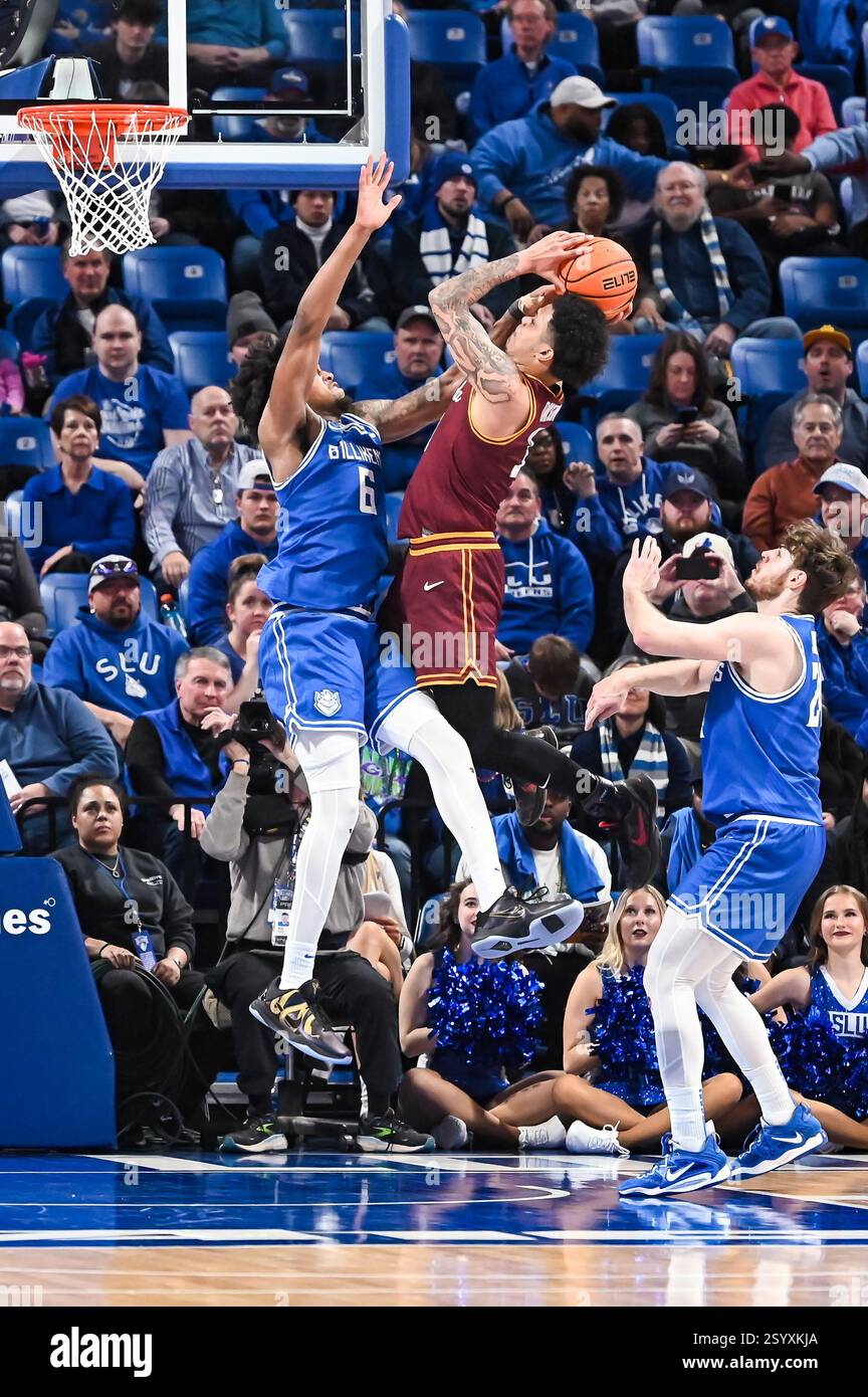 1. MÄRZ 2025: Loyola (Il) Ramblers Guard Jayden Dawson (1) kann in einem regulären Saisonspiel, in dem die Loyola Chicago Ramblers die Saint Louis Billikens-Stürmer Kalu Anya (6) besuchten, keinen Schuss gegen die Verteidigung von Saint Louis Billikens bekommen. Fand in der Chaifetz Arena in St. Louis, MO, am Samstag, den 01. März 2025, Richard Ulreich/CSM statt Stockfoto