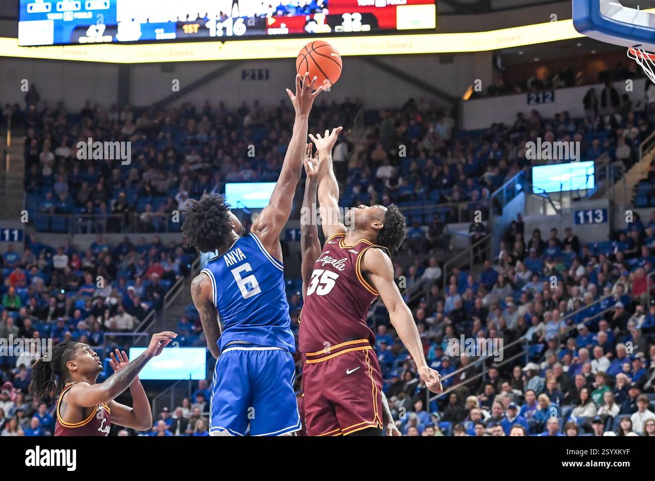 1. MÄRZ 2025: Saint Louis Billikens Stürmer Kalu Anya (6) gewinnt den Rückprall gegen Loyola (Il) Ramblers Stürmer Francis Nwaokorie (35) in einem regulären Saisonspiel, in dem die Loyola Chicago Ramblers die Saint Louis Billikens besuchten. Fand in der Chaifetz Arena in St. Louis, MO, am Samstag, den 01. März 2025, Richard Ulreich/CSM statt Stockfoto