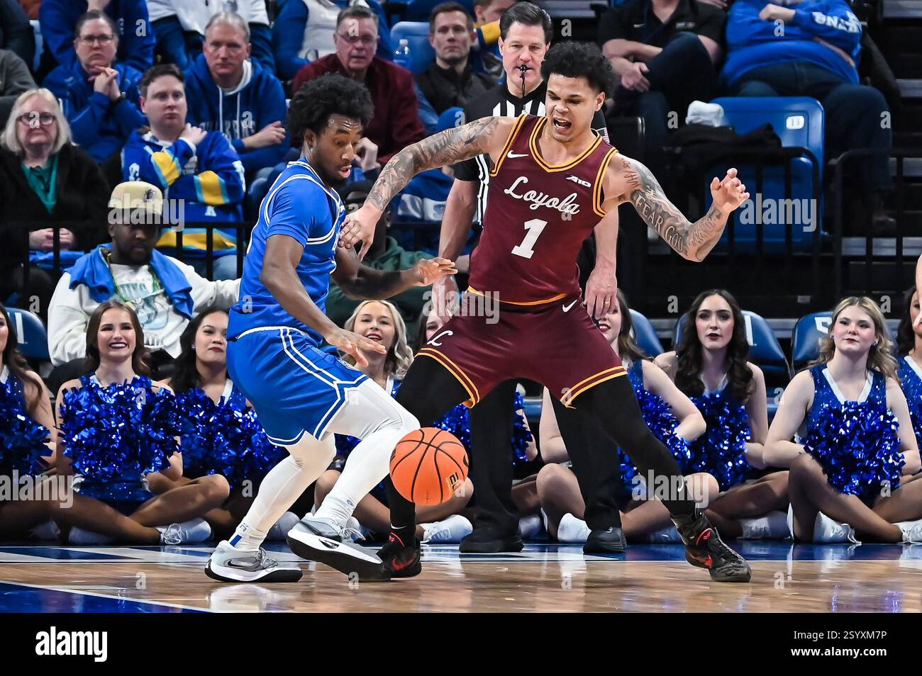 1. MÄRZ 2025: Isaiah Swope (1), der Garant von Saint Louis Billikens, schlägt den Ball aus den Händen von Loyola (Il) Ramblers Garde Jayden Dawson (1) in einem regulären Saisonspiel, bei dem die Loyola Chicago Ramblers die Saint Louis Billikens besuchten. Fand in der Chaifetz Arena in St. Louis, MO, am Samstag, den 01. März 2025, Richard Ulreich/CSM statt Stockfoto