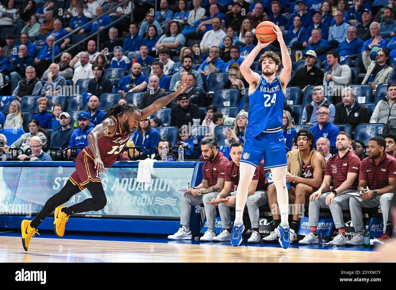 St. 1. März 2025. Loyola (Il) Ramblers Guard Sheldon Edwards Jr. (13) kommt nicht zu Saint Louis Billikens Guard Gibson Jimerson (24), bevor er in einem regulären Saisonspiel, in dem die Loyola Chicago Ramblers die Saint Louis Billikens besuchten, einen 3-Punkte-Schuss erzielt. In der Chaifetz Arena in St. Louis, MO, am Samstag, den 01. März 2025, Richard Ulreich/CSM/Alamy Live News Stockfoto