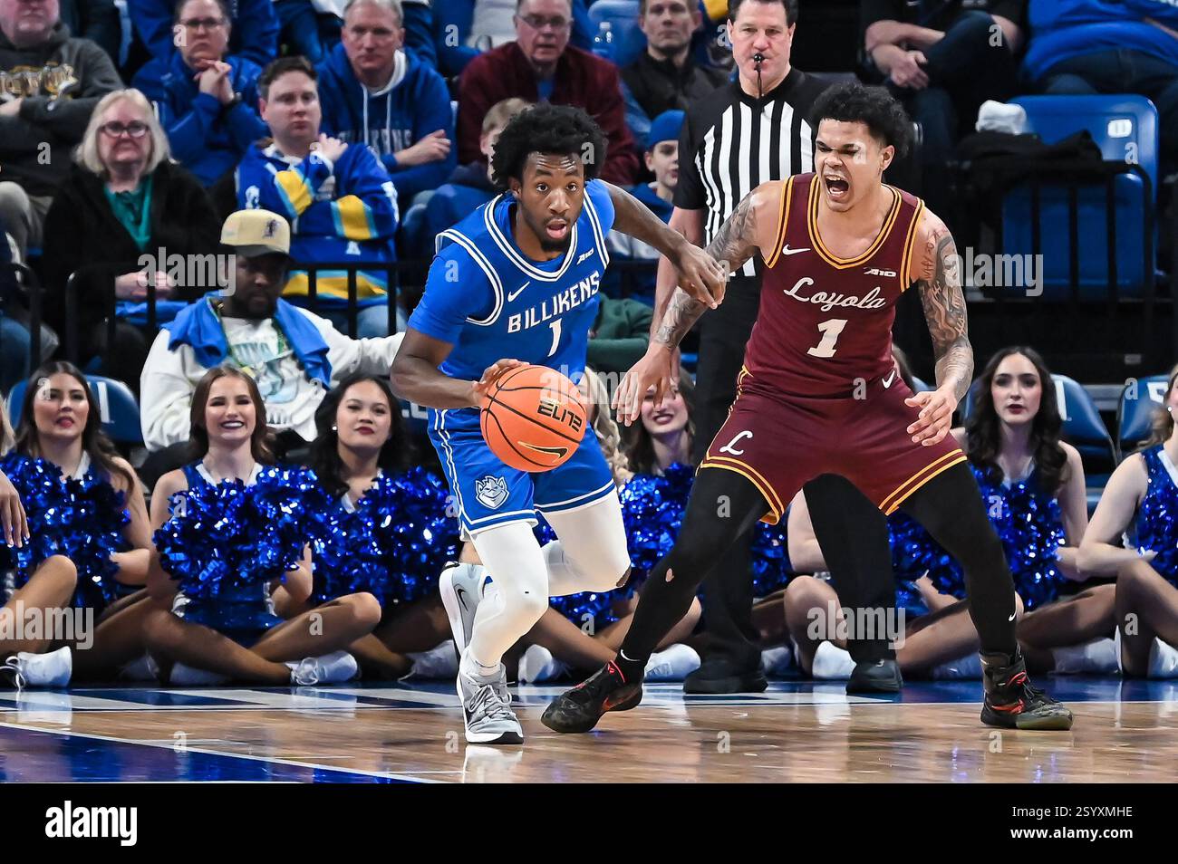 1. MÄRZ 2025: Der Wachmann von Saint Louis Billikens Isaiah Swope (1) startet einen schnellen Zusammenbruch, nachdem er den Ball von Loyola (Il) Ramblers Wachmann Jayden Dawson (1) in einem regulären Saisonspiel gestohlen hat, in dem die Loyola Chicago Ramblers die Saint Louis Billikens besuchten. Fand in der Chaifetz Arena in St. Louis, MO, am Samstag, den 01. März 2025, Richard Ulreich/CSM statt Stockfoto