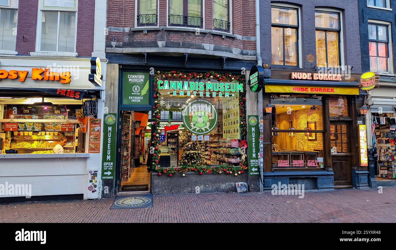 Amsterdam, Niederlande - 3. Dezember 2024: Cannabismuseum im Stadtzentrum von Amsterdam. - Smartphone-aufgenommenes Stockfoto