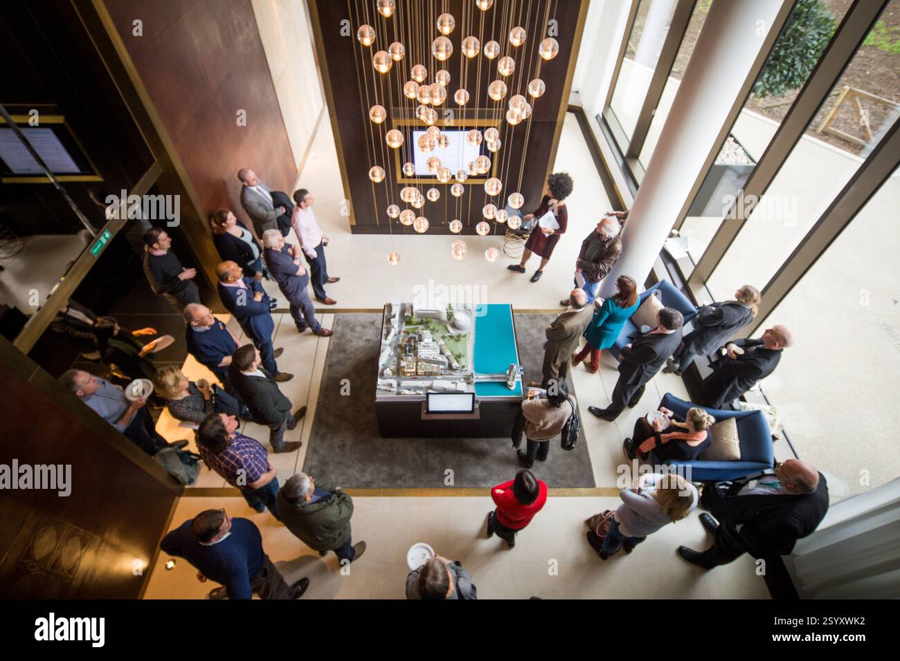 Gruppenbesichtigung eines architektonischen Modells einer Entwicklung im One Tower Bridge Gebäude in London. Stockfoto
