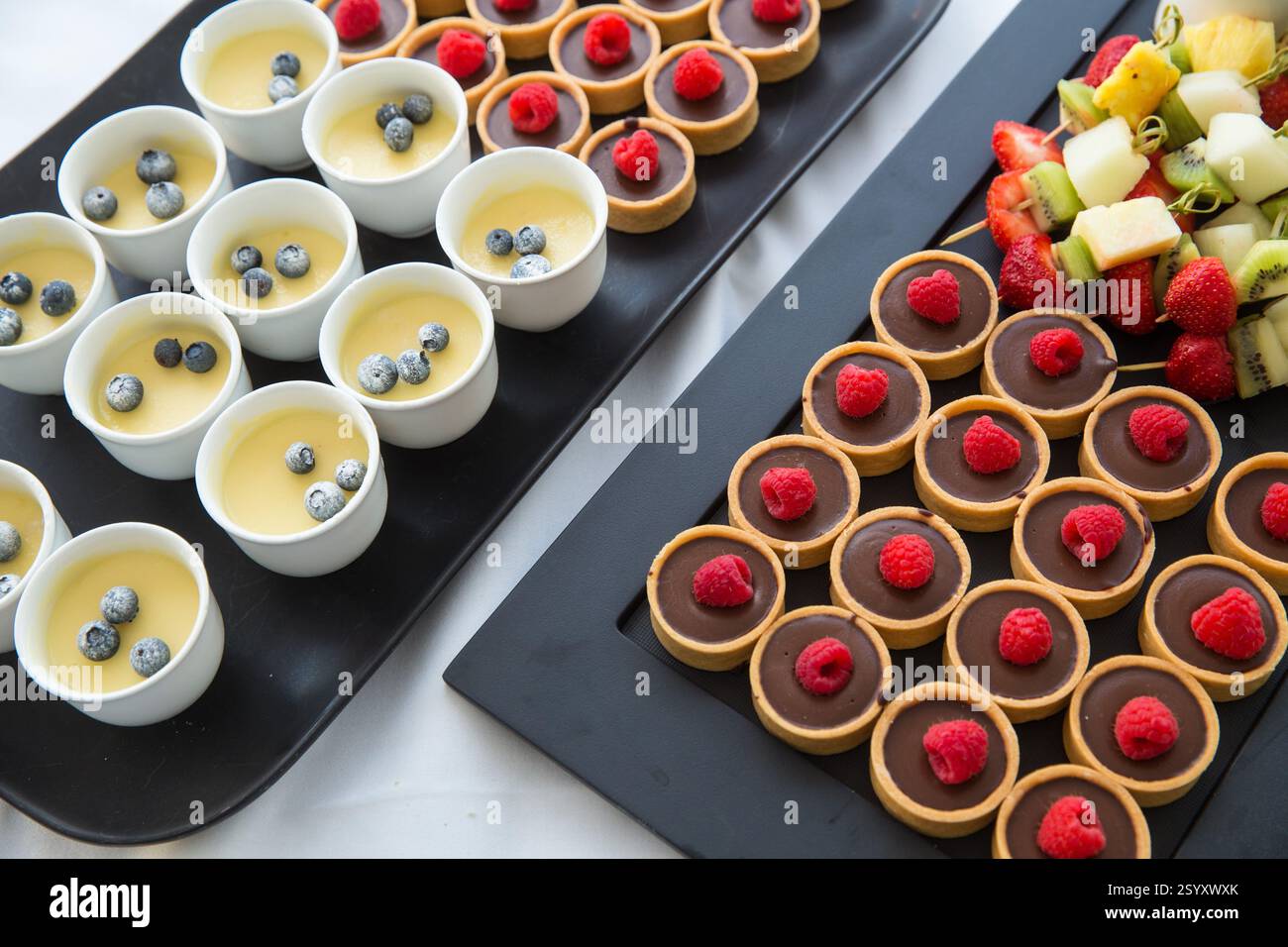 Dessertbuffet mit Zitronenquark und Schokoladentörtchen Stockfoto