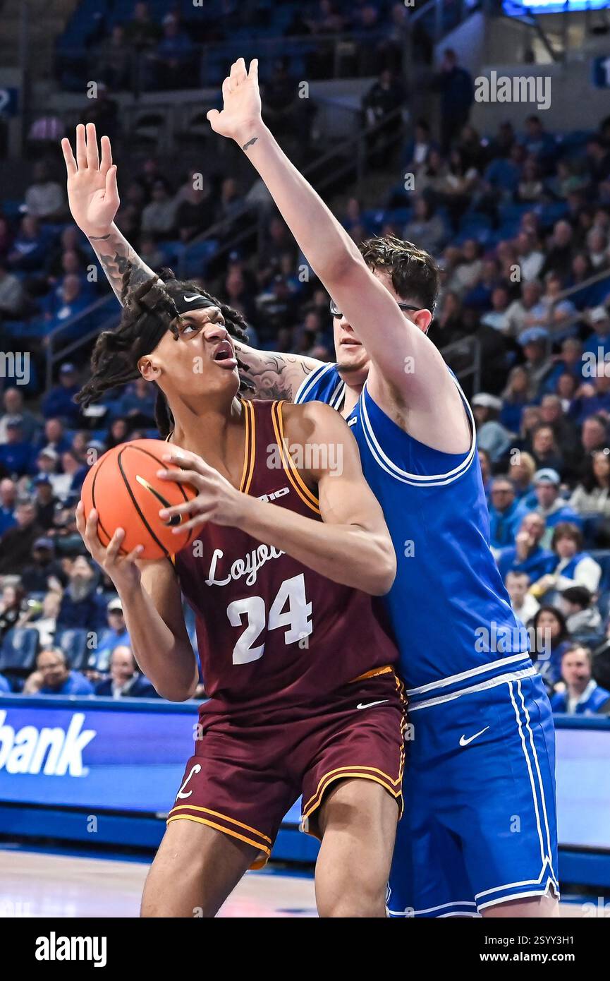 1. MÄRZ 2025: Loyola (Il) Ramblers Center Miles Rubin (24) kämpft um einen Schuss gegen die Verteidigung von Saint Louis Billikens Center Robbie Avila (21) in einem regulären Saisonspiel, bei dem die Loyola Chicago Ramblers die Saint Louis Billikens besuchten. Fand in der Chaifetz Arena in St. Louis, MO, am Samstag, 01. März 2025 Richard Ulreich/CSM (Credit Image: © Richard Ulreich/Cal Sport Media) (Credit Image: © Richard Ulreich/Cal Sport Media) statt Stockfoto