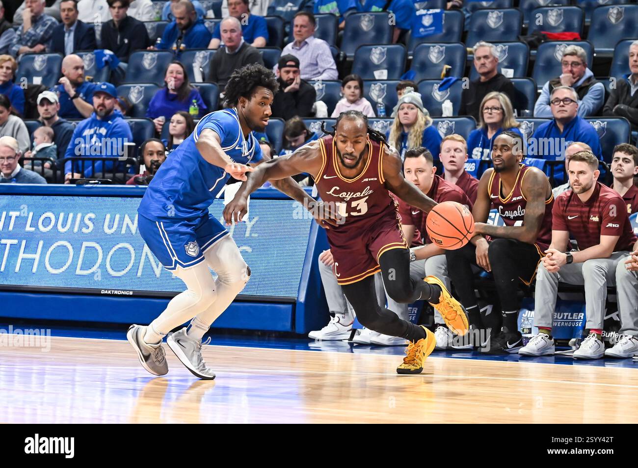 1. MÄRZ 2025: Loyola (Il) Ramblers Garde Sheldon Edwards Jr. (13) rutscht an der Verteidigung von Saint Louis Billikens Garde Isaiah Swope (1) vorbei, auf dem Weg zum Korb in einem regulären Saisonspiel, bei dem die Loyola Chicago Ramblers die Saint Louis Billikens besuchten. Fand in der Chaifetz Arena in St. Louis, MO, am Samstag, den 01. März 2025, Richard Ulreich/CSM statt Stockfoto