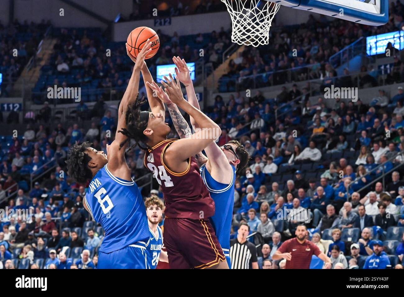 1. MÄRZ 2025: Loyola (Il) Ramblers Stürmer Jalen DeLoach (4) schlägt einen Schuss zwischen der Verteidigung von Saint Louis Billikens Stürmer Kalu Anya (6) und Saint Louis Billikens Center Robbie Avila (21) in einem regulären Saisonspiel, in dem die Loyola Chicago Ramblers die Saint Louis Billikens besuchten. Fand in der Chaifetz Arena in St. Louis, MO, am Samstag, den 01. März 2025, Richard Ulreich/CSM statt Stockfoto