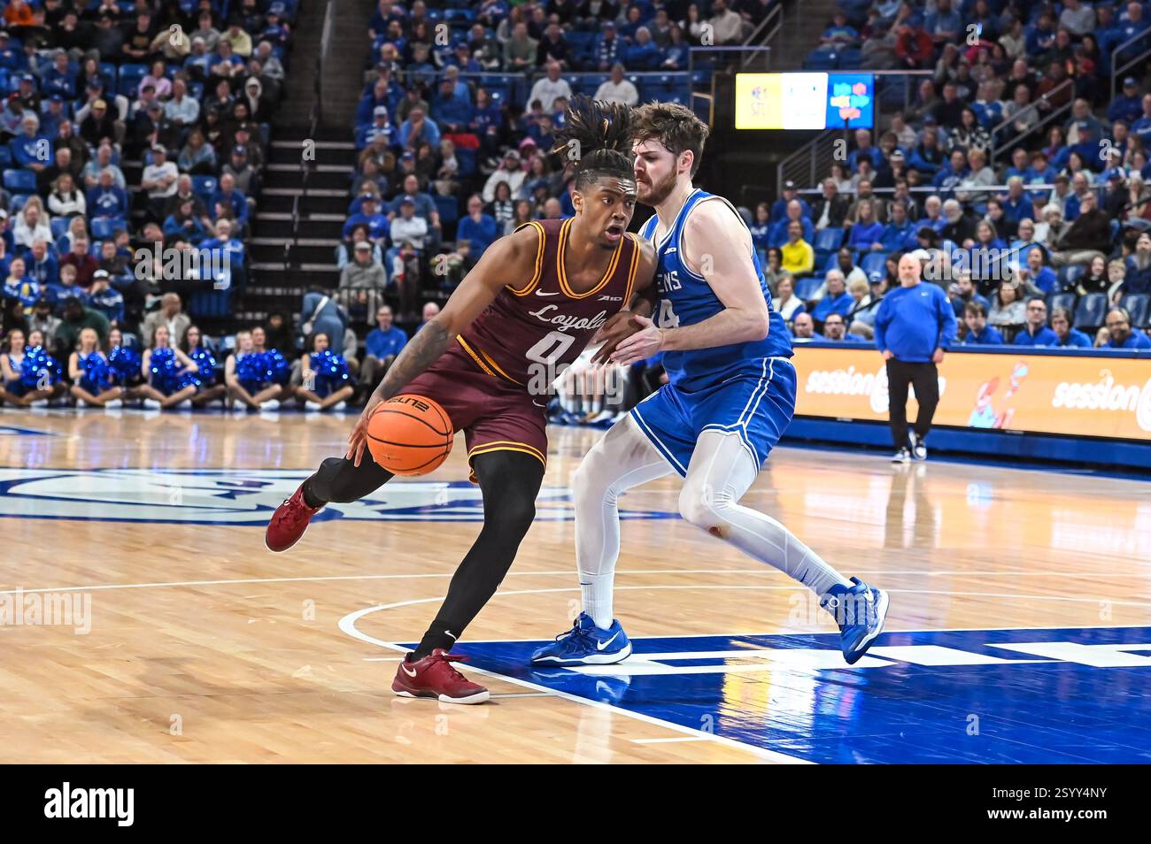 1. MÄRZ 2025: Loyola (Il) Ramblers Guard des Watson (0) überwindet die Verteidigung von Saint Louis Billikens Guard Gibson Jimerson (24) auf seinem Weg zum Korb in einem regulären Saisonspiel, bei dem die Loyola Chicago Ramblers die Saint Louis Billikens besuchten. Fand in der Chaifetz Arena in St. Louis, MO, am Samstag, 01. März 2025 Richard Ulreich/CSM (Credit Image: © Richard Ulreich/Cal Sport Media) (Credit Image: © Richard Ulreich/Cal Sport Media) statt Stockfoto
