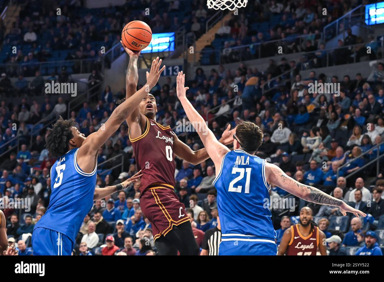 1. MÄRZ 2025: Loyola (Il) Ramblers Guard des Watson (0) wirft einen Schuss gegen die Verteidigung von Saint Louis Billikens Stürmer Kalu Anya (6) und Saint Louis Billikens Center Robbie Avila (21) in einem regulären Saisonspiel, in dem die Loyola Chicago Ramblers die Saint Louis Billikens besuchten. Fand in der Chaifetz Arena in St. Louis, MO, am Samstag, den 01. März 2025, Richard Ulreich/CSM statt Stockfoto
