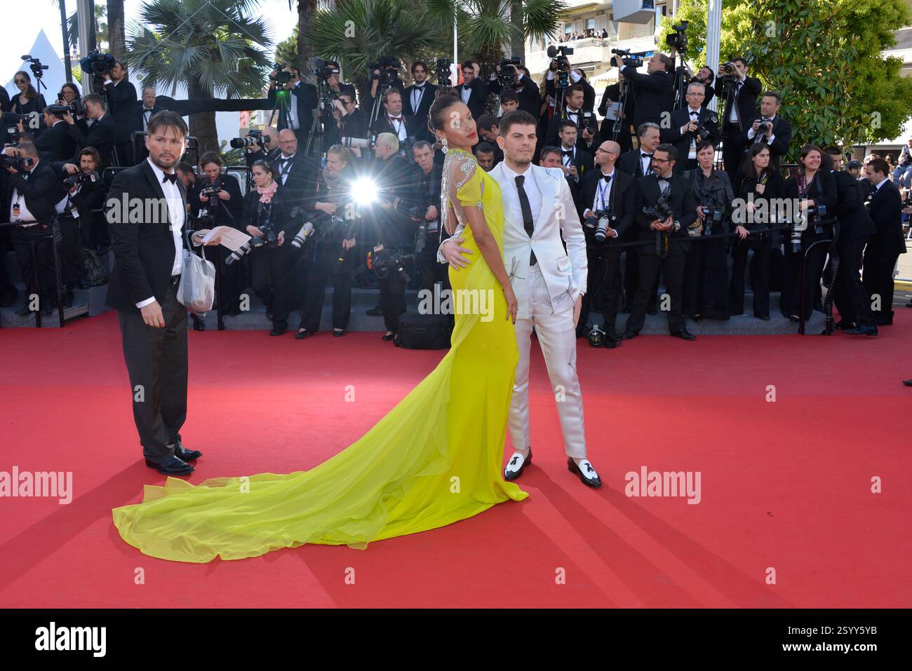 Selita Ebanks & Eli Mizrahi. 'Blood Ties' Premiere auf dem 66. Filmfestival in Cannes, Frankreich..20. Mai 2013.langer grauer Anzug gelbgrüner Kleid Zug Seite .CAP/PL.©Phil Loftus/Capital Pictures. Stockfoto