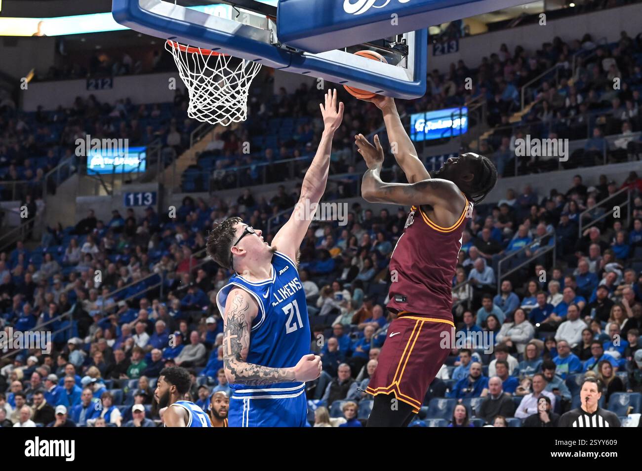 1. MÄRZ 2025: Loyola (Il) Ramblers Stürmer Jalen DeLoach (4) wirft einen Schuss über den Blockversuch von Saint Louis Billikens Center Robbie Avila (21) in einem regulären Saisonspiel, bei dem die Loyola Chicago Ramblers die Saint Louis Billikens besuchten. Fand in der Chaifetz Arena in St. Louis, MO, am Samstag, den 01. März 2025, Richard Ulreich/CSM statt Stockfoto