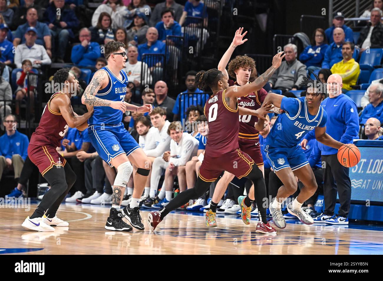 1. MÄRZ 2025: Loyola (Il) Ramblers Garde des Watson (0) zwingt Amari McCottry (4) zur Seitenlinie, während Saint Louis Billikens Center Robbie Avila (21) kommt, um bei einem regulären Saisonspiel zu helfen, bei dem die Loyola Chicago Ramblers die Saint Louis Billikens besuchten. Fand in der Chaifetz Arena in St. Louis, MO, am Samstag, den 01. März 2025, Richard Ulreich/CSM statt Stockfoto