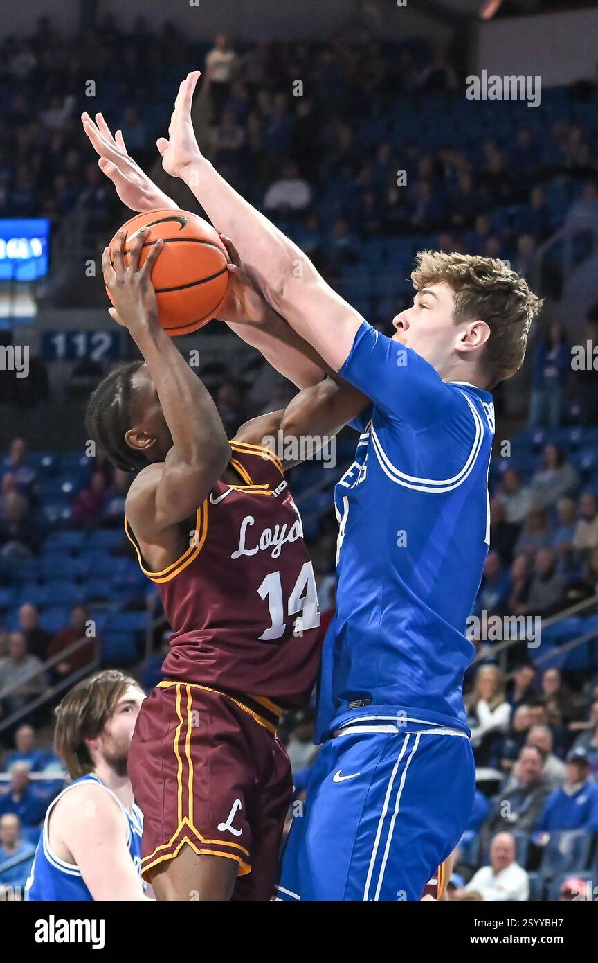 1. MÄRZ 2025: Der Stürmer von Saint Louis Billikens Kilian Brockhoff (14) wird zu einem Foul gerufen, als er versucht, den Schuss von Loyola (Il) Ramblers Wachmann Caleb Reese (14) in einem regulären Saisonspiel zu blockieren, in dem die Loyola Chicago Ramblers die Saint Louis Billikens besuchten. Fand in der Chaifetz Arena in St. Louis, MO, am Samstag, 01. März 2025 Richard Ulreich/CSM (Credit Image: © Richard Ulreich/Cal Sport Media) (Credit Image: © Richard Ulreich/Cal Sport Media) statt Stockfoto