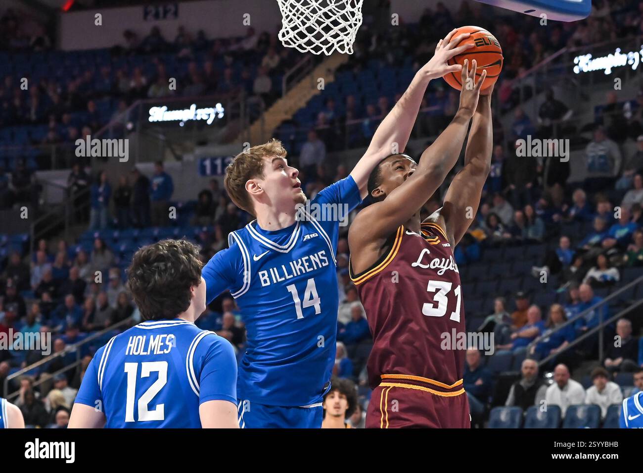 1. MÄRZ 2025: Der Stürmer von Saint Louis Billikens Kilian Brockhoff (14) blockiert den Schussversuch von Loyola (Il) Ramblers Forward Zachary Royster (31) in einem regulären Saisonspiel, bei dem die Loyola Chicago Ramblers die Saint Louis Billikens besuchten. Fand in der Chaifetz Arena in St. Louis, MO, am Samstag, 01. März 2025 Richard Ulreich/CSM (Credit Image: © Richard Ulreich/Cal Sport Media) (Credit Image: © Richard Ulreich/Cal Sport Media) statt Stockfoto