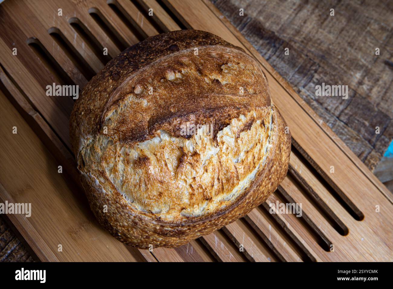 Hausgemachte Speisen köstliches natürliches Gärbrot. Auf hölzernem Hintergrund Stockfoto