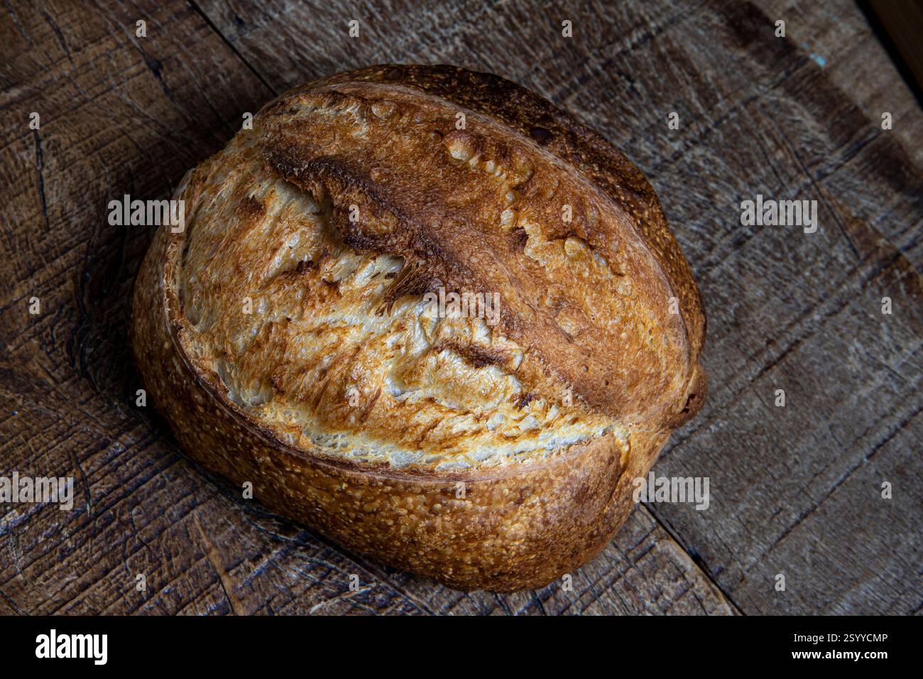 Hausgemachte Speisen köstliches natürliches Gärbrot. Auf hölzernem Hintergrund Stockfoto