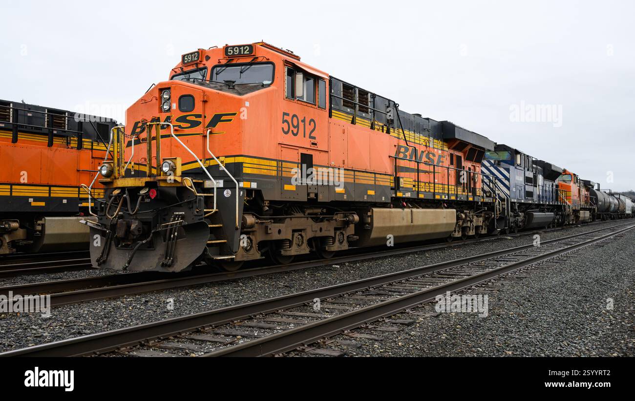 Seattle - 23. Februar 2025; BNSF-Mischgüterzug mit oranger Lokomotive in Nahaufnahme Stockfoto