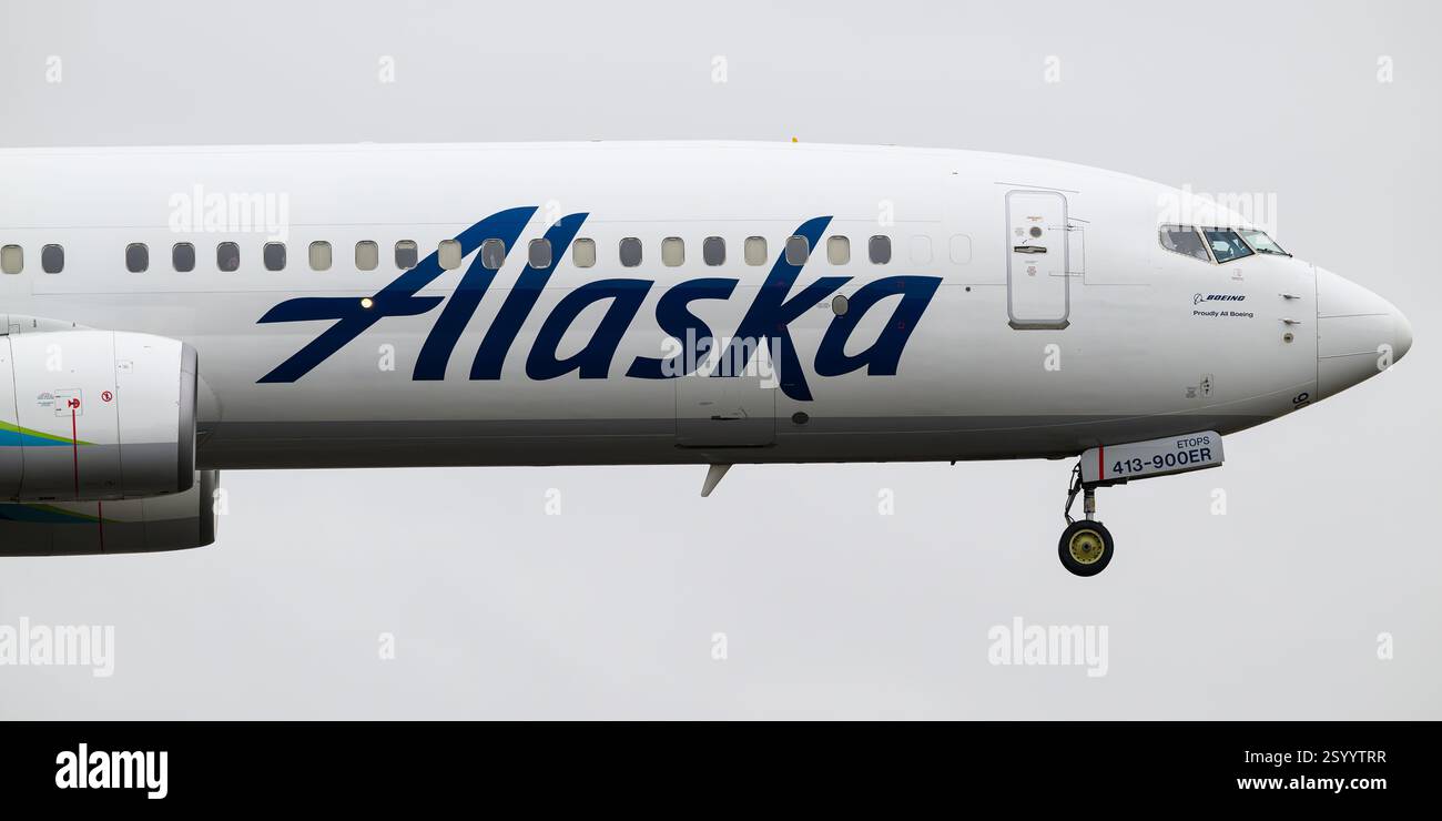 Everett, WA, USA - 23. Februar 2025; Boeing 737-900 von Alaska Airlines in Nahaufnahme mit abgesenktem Rad Stockfoto