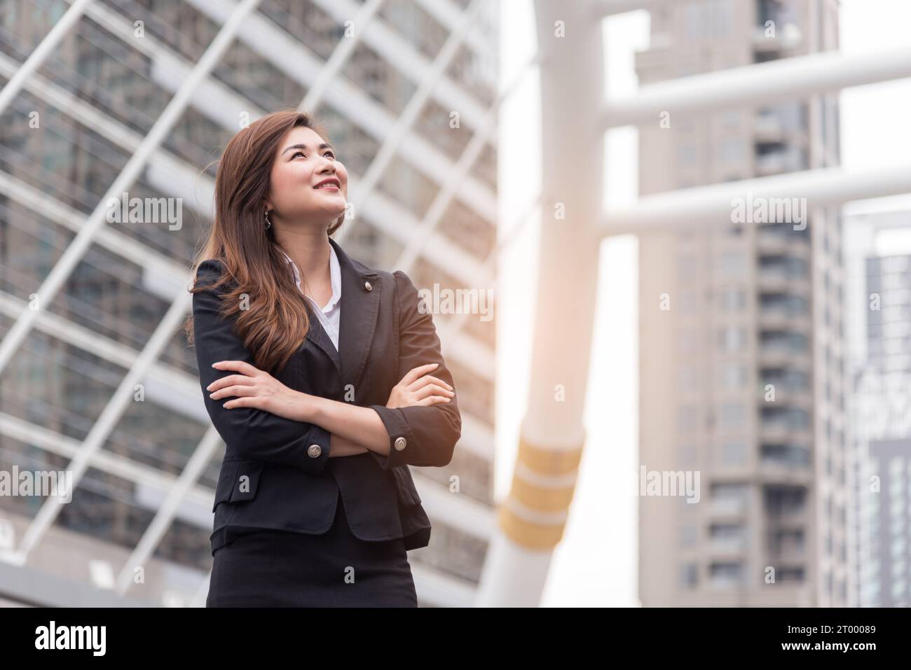 Business woman Denken und im Projekt gelingen. Glücklich leben und Geschäft erfolgreiches Konzept. Stadt- und Outdoor Stockfoto