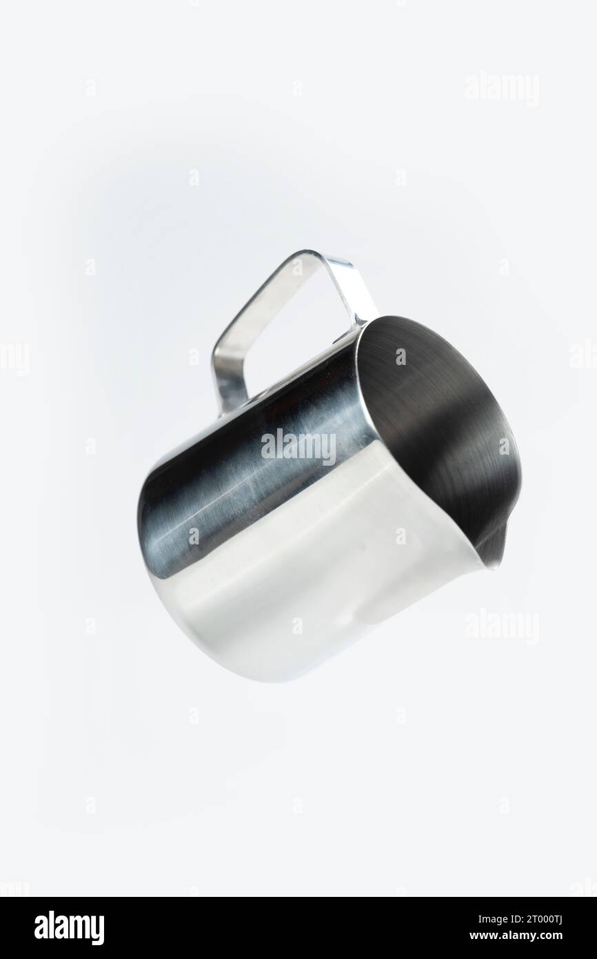 Metallkanne (Milchkrug) für Barista Kit isoliert auf weißem Hintergrund Stockfoto