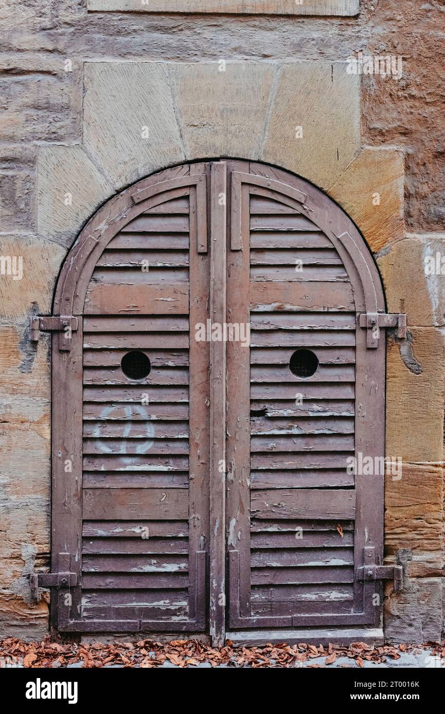 Holztür. Eine wunderschöne alte Holztür. Alte Türen, Bruchstücke Alter Türen, Textur Alter Holztüren. Tür Old Europe House Hallo Stockfoto