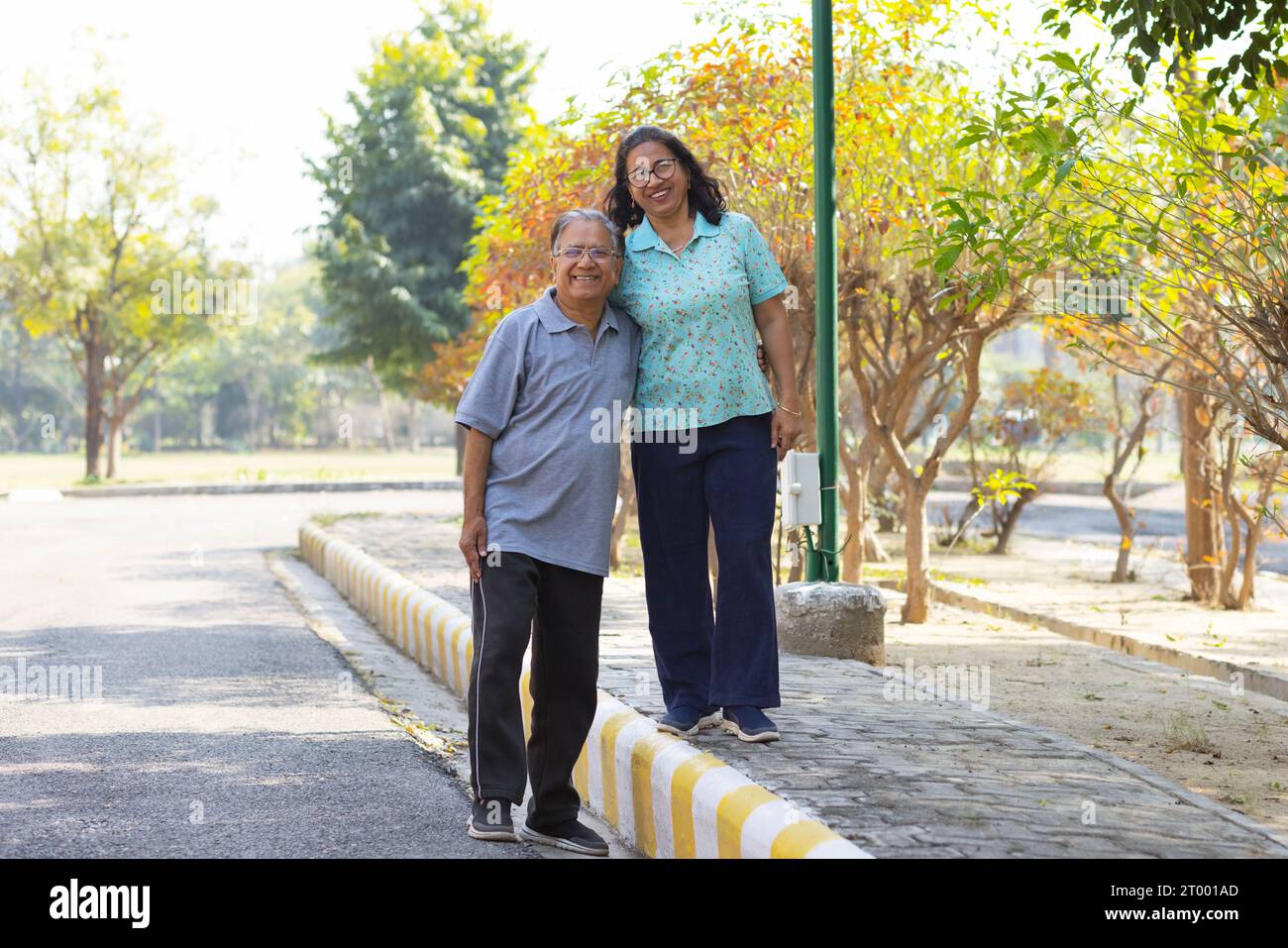 Glückliches Älteres Ehepaar, das zusammen im öffentlichen Park steht Stockfoto