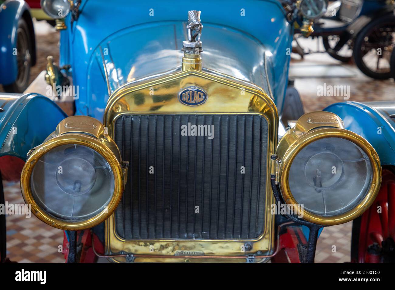 Talmont , Frankreich - 09 28 2023 : Delage 1913 Logo Marke und Textschild Autogrill goldener Kühlergrill des alten alten Fahrzeugs Stockfoto