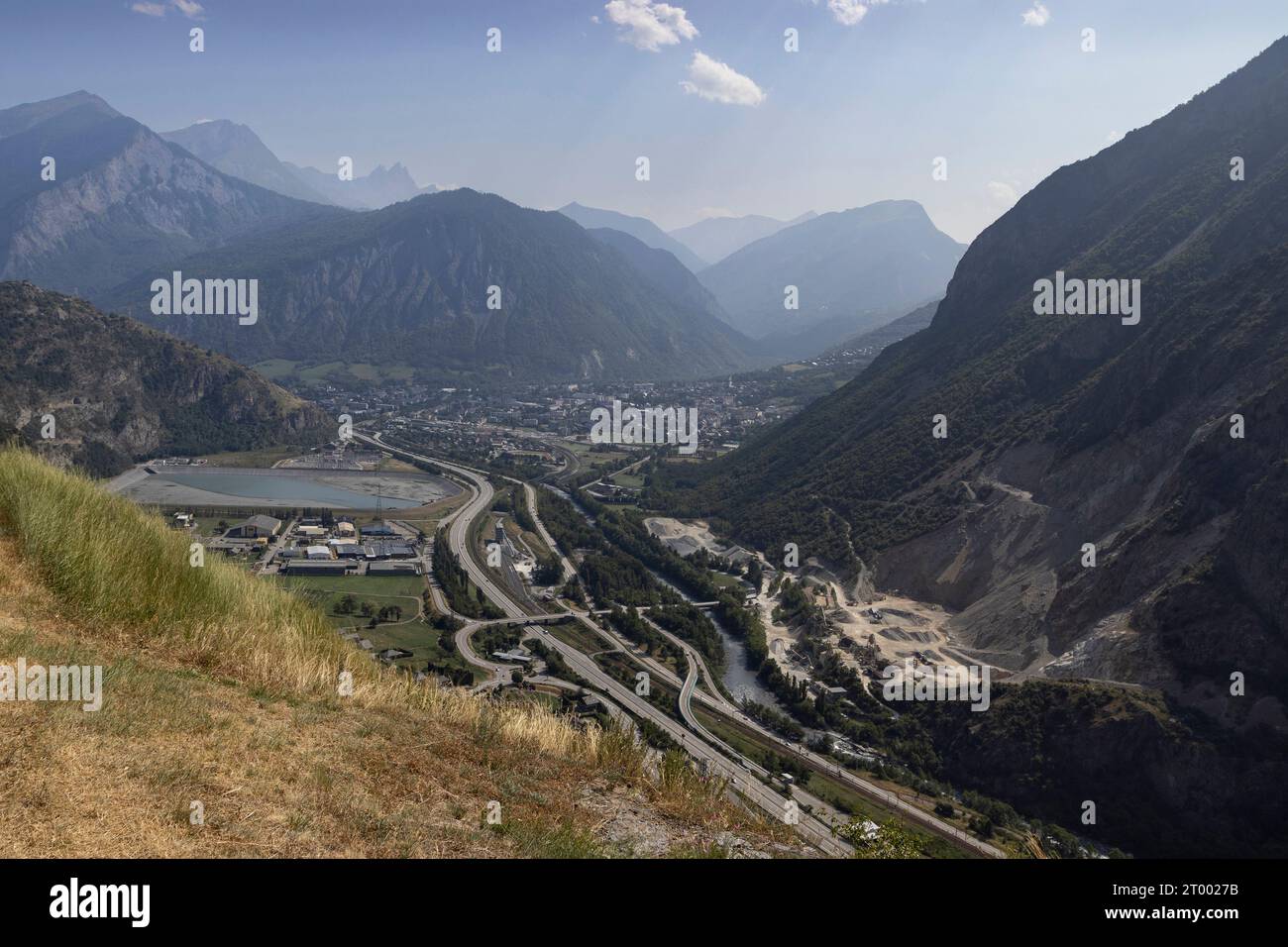 Paroramischer Blick von Le Chatel auf die Stadt Saint-Jean-de-Maurienne und das Maurienne-Tal in der Rhonealregion Frankreichs. Sommerland Stockfoto