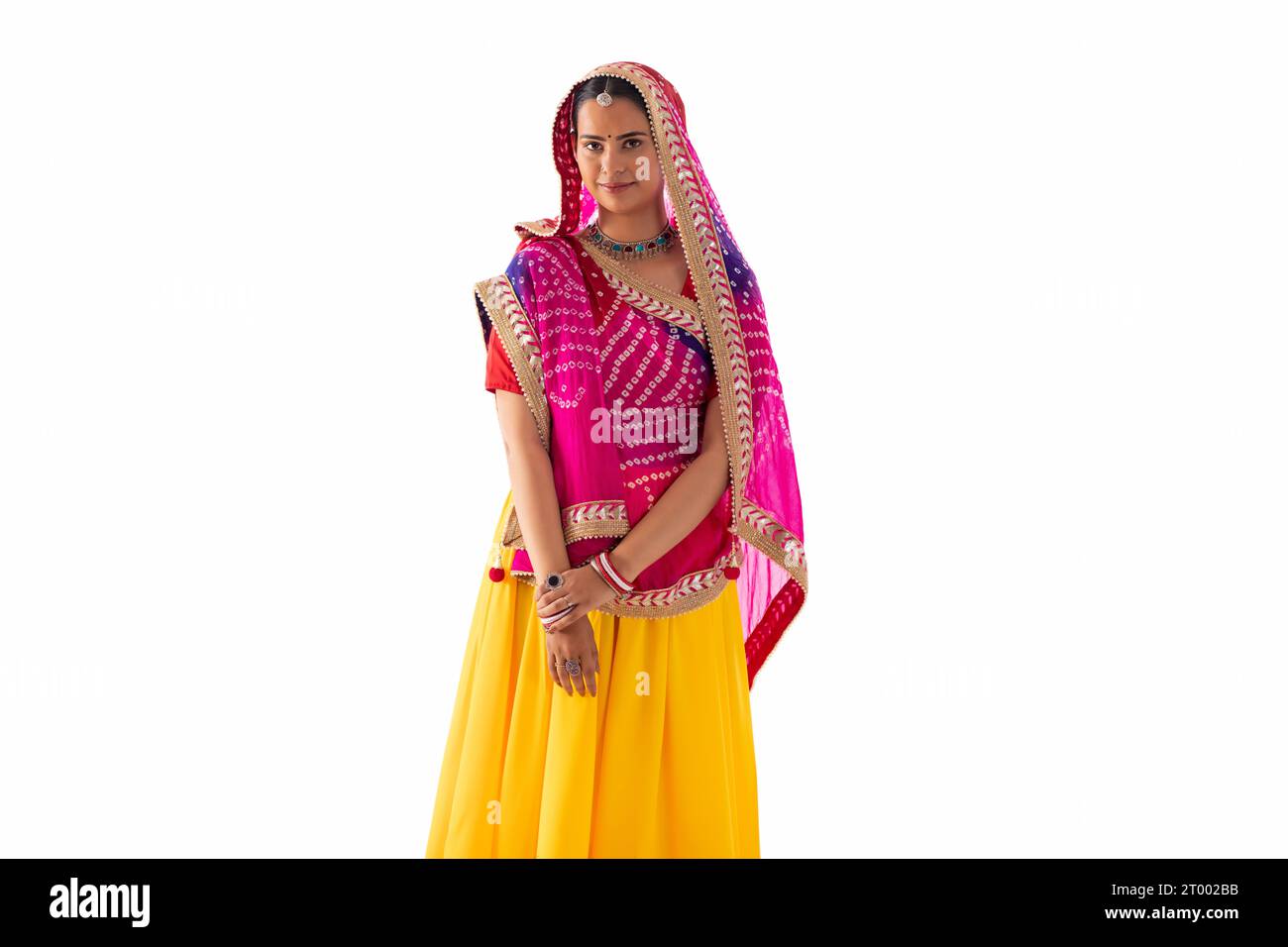 Porträt einer Rajasthani-Frau, die vor weißem Hintergrund steht Stockfoto