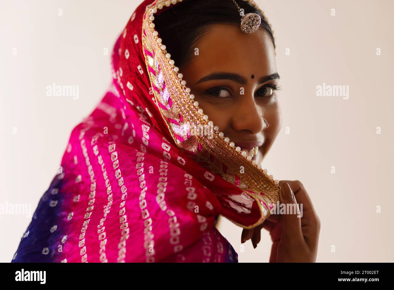 Nahporträt einer fröhlichen jungen Rajasthani-Frau vor weißem Hintergrund Stockfoto
