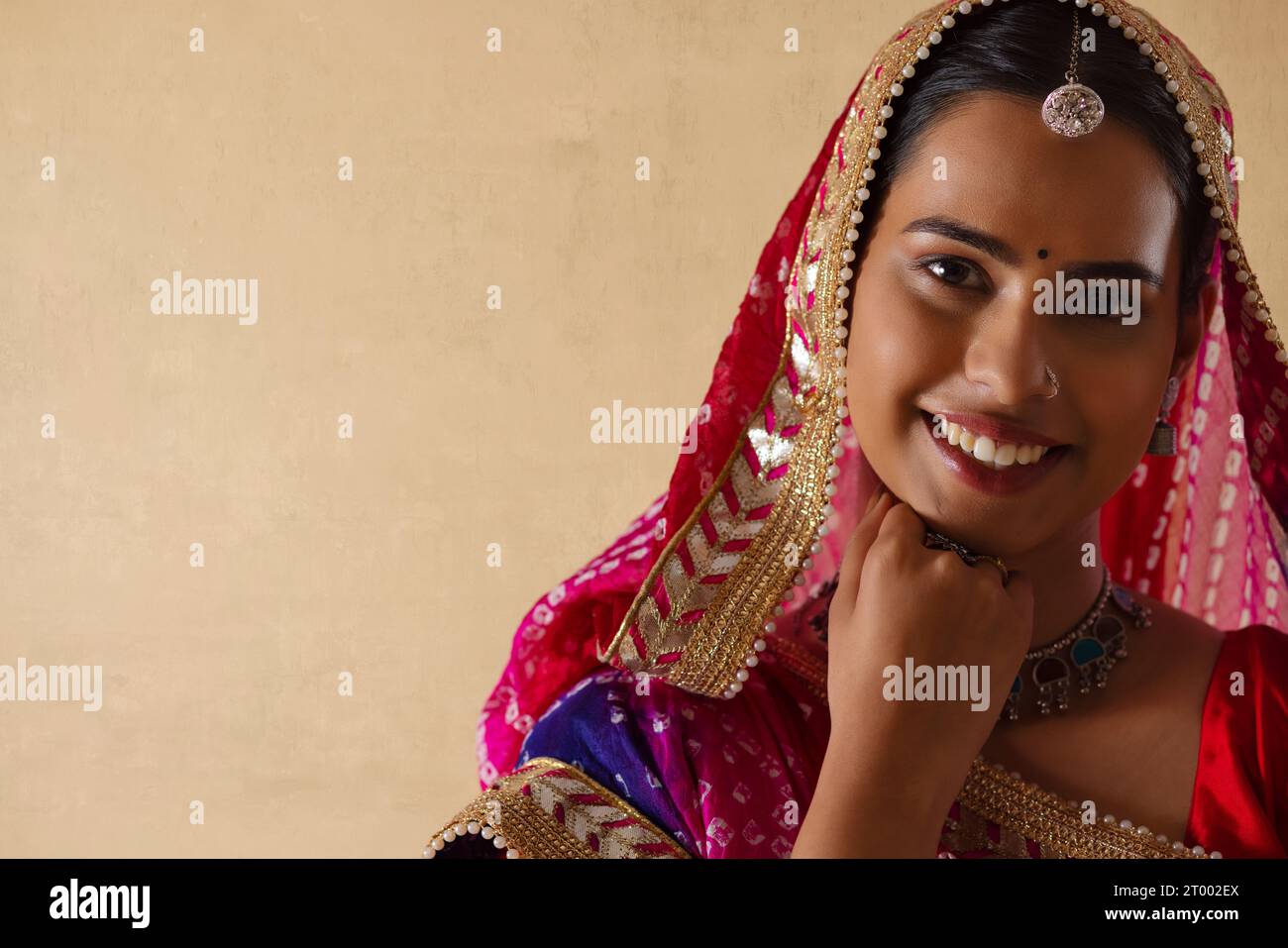 Nahporträt einer fröhlichen jungen Rajasthani-Frau vor klarem Hintergrund Stockfoto