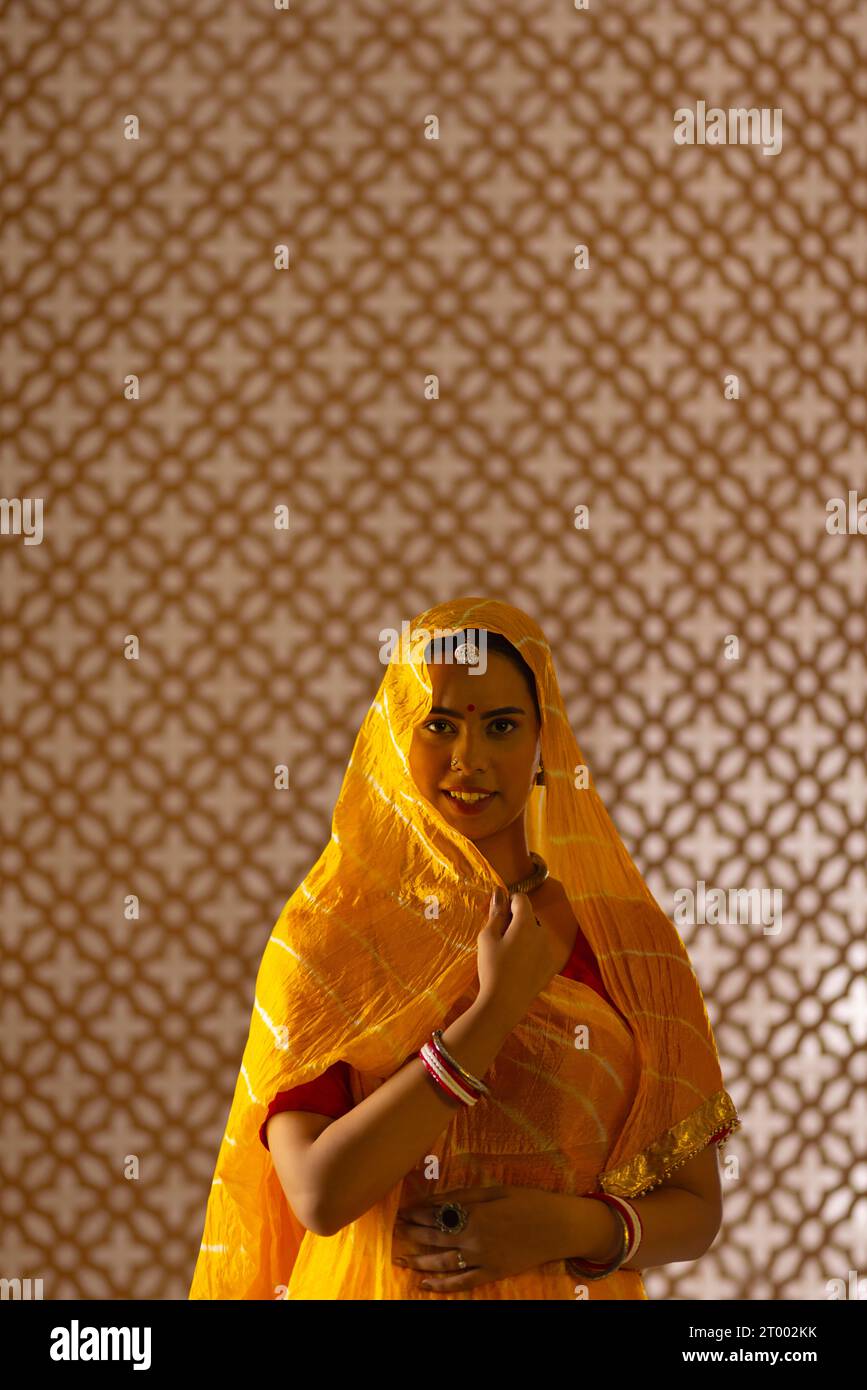 Porträt der jungen Frau Rajasthani stehend Stockfoto