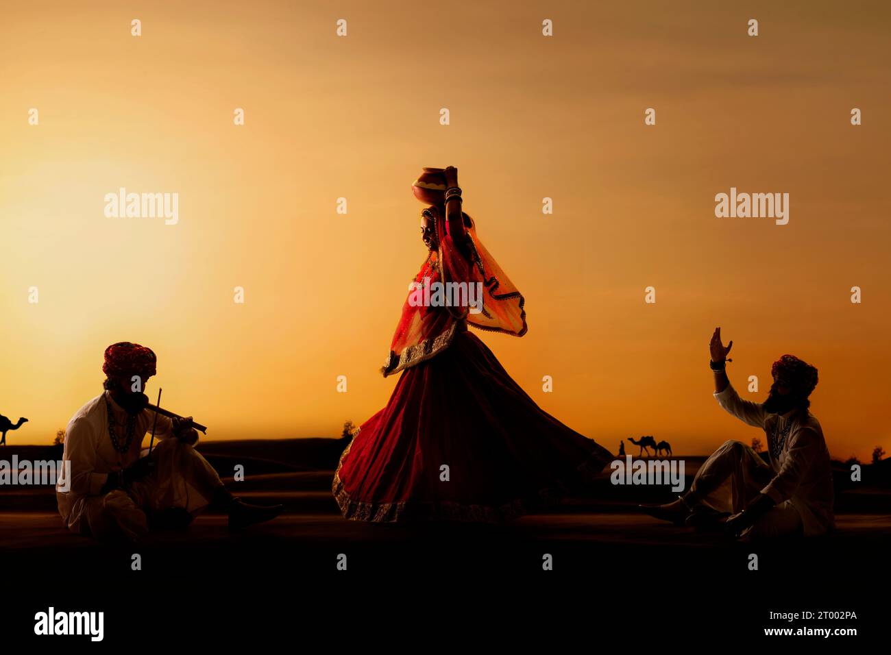 Rajasthani Tanztruppe tritt in der Wüste auf Stockfoto