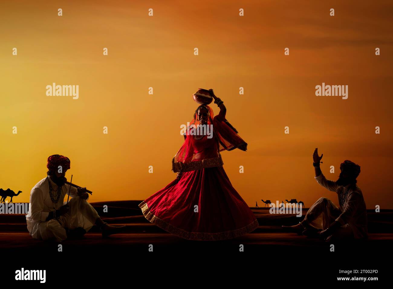 Rajasthani Tanztruppe tritt bei Sonnenuntergang in der Wüste auf Stockfoto