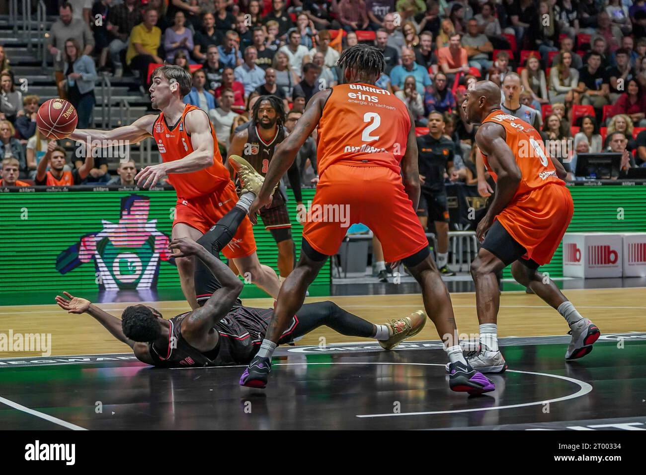 Chemnitz, Deutschland 02. Oktober 2023: 1.BBL - 2023/2024 - Niners Chemnitz vs. Bamberg Baskets im Bild: Niners Chemnitz Defence v.li. Wesley Van Beck (Niners Chemnitz), Jeff Garrett (Niners Chemnitz) und DeAndre Lansdowne (Niners Chemnitz) Stockfoto