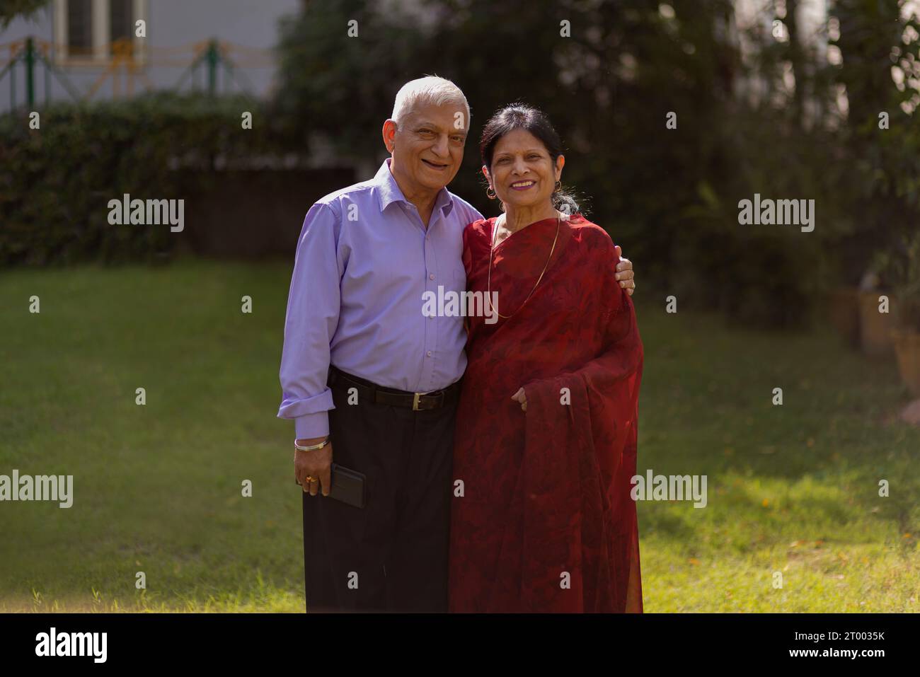 Porträt eines Seniorenpaares, das im Hinterhof zusammen steht Stockfoto