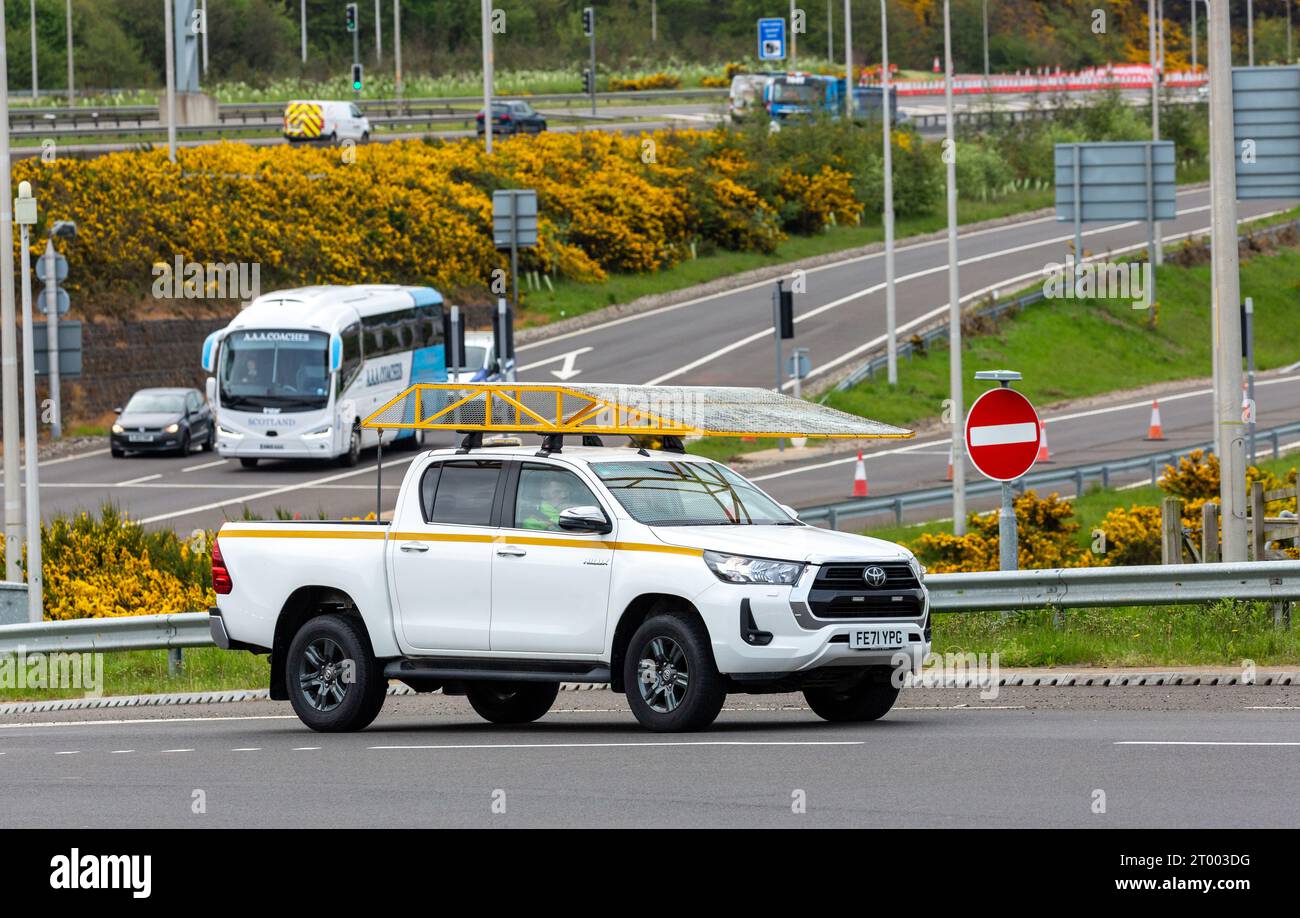 Ein Inspektionsfahrzeug von Queensferry Crossing, das mit einer Sicherheitsblende ausgestattet ist, um es vor herabfallendem Eis zu schützen. Stockfoto