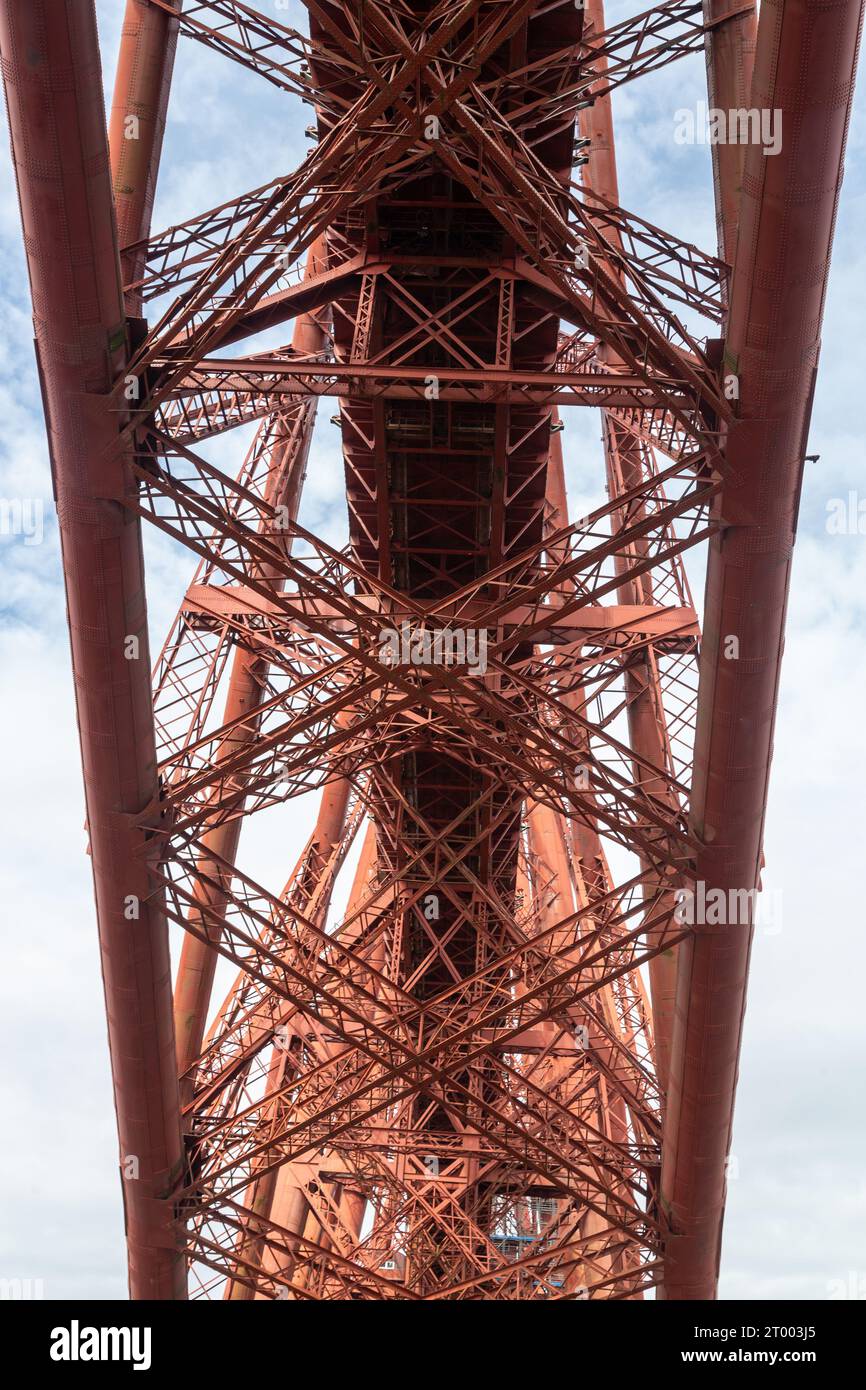 Unter Details der berühmten Forth Bridge, über dem Firth of Forth, Schottland Stockfoto
