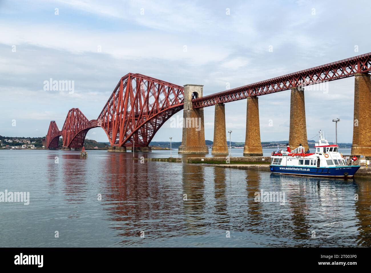 Dienstmädchen des vierten Bootes am Hafen von South Queensferry mit Touristen, die an Bord warten Stockfoto