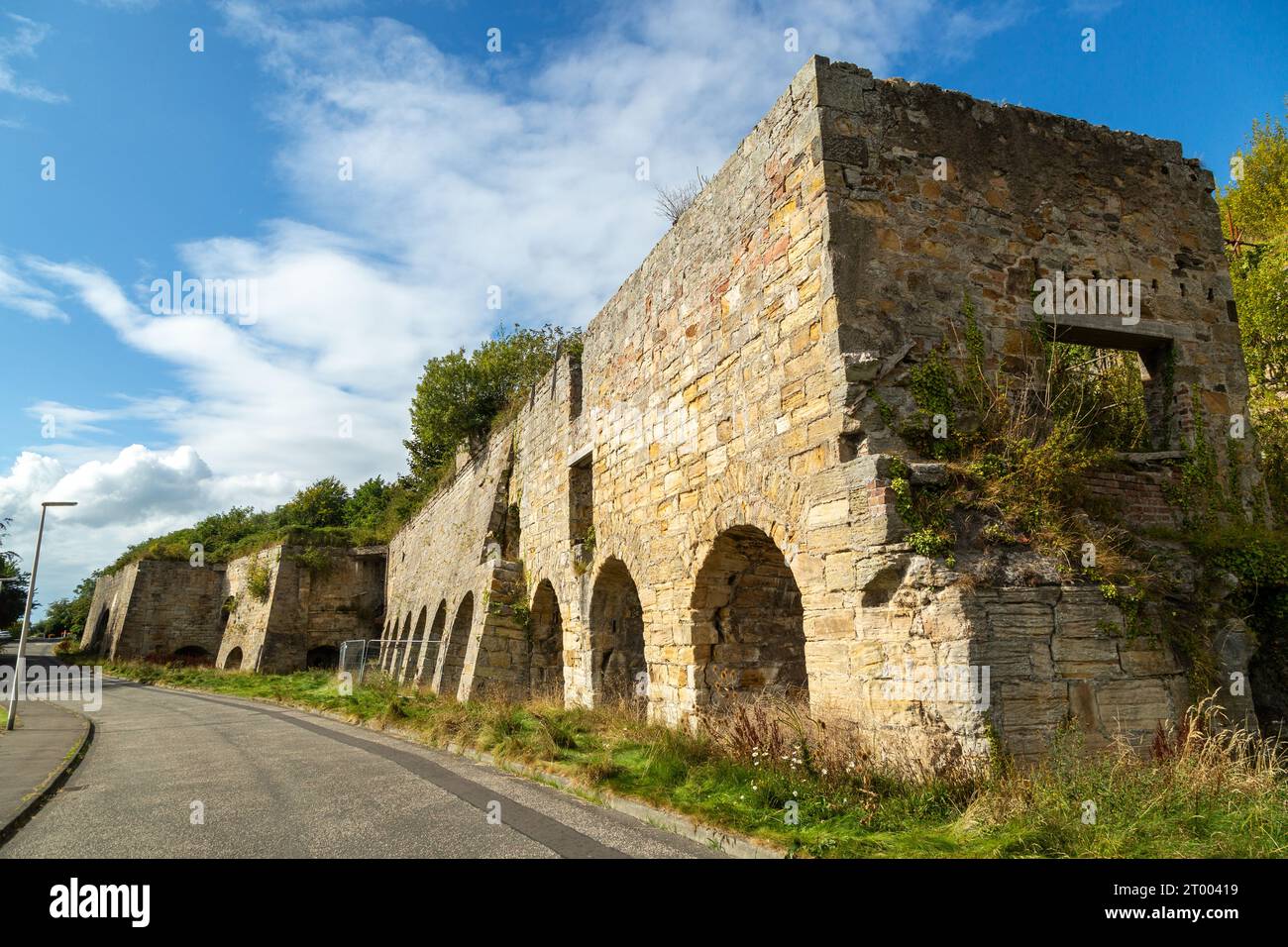 Die Limekilns von Charlestown gelten als eine der wichtigsten Reste der industriellen Revolution in Schottland Stockfoto