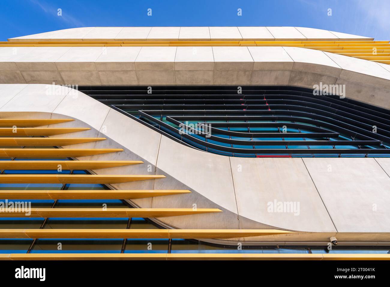Montpellier, Frankreich - 09 28 2023 : Detail der Fassade des Kulturzentrums Pierresvives, Medienbibliothek und Archivgebäude - Architektur von Zaha Hadid Stockfoto