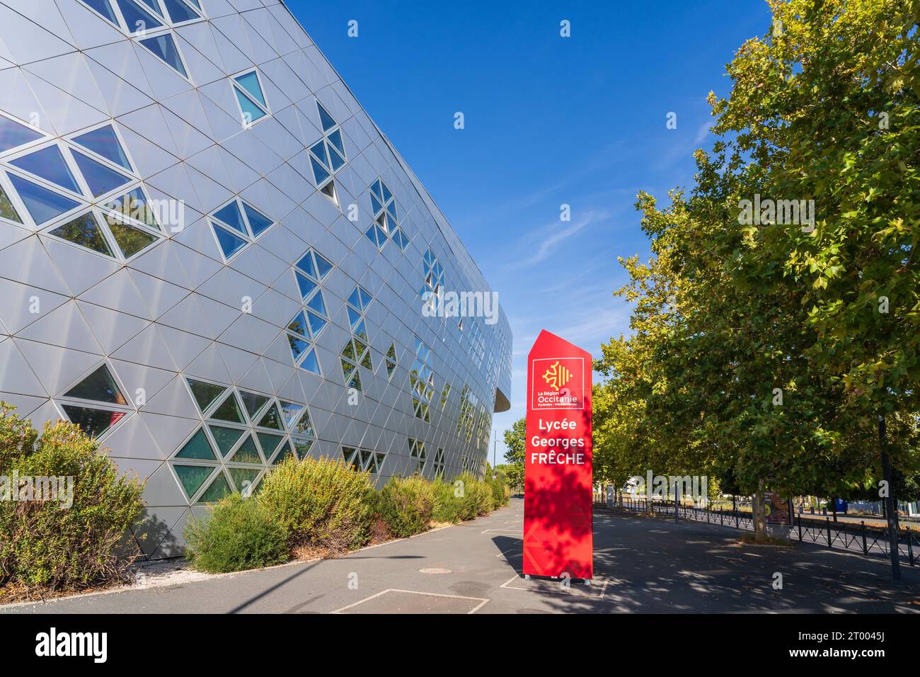 Montpellier, Frankreich - 10 01 2023 : Blick auf die moderne Architektur der Fassade des Lycée Georges Frêche in Port Marianne von Massimiliano Fuksas Stockfoto