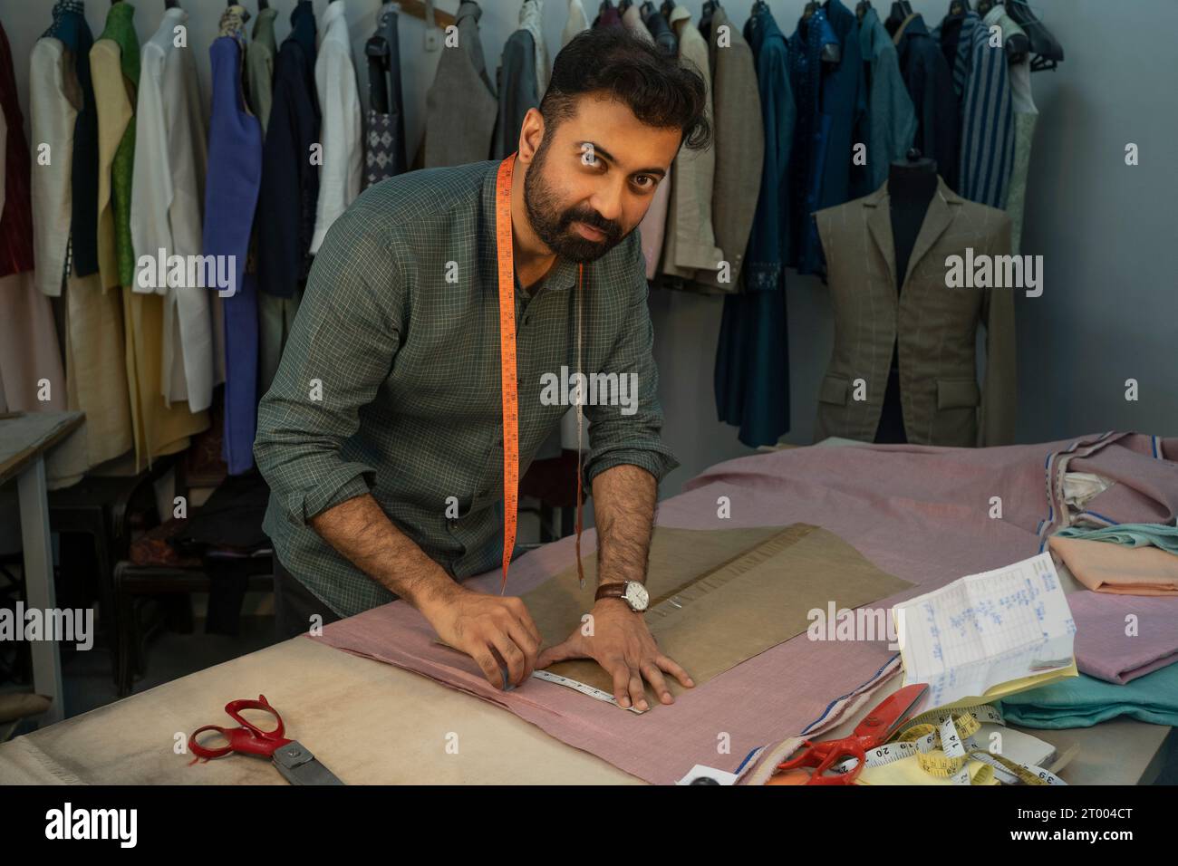 Modedesigner, der in seinem Studio an Herrenbekleidung arbeitet Stockfoto