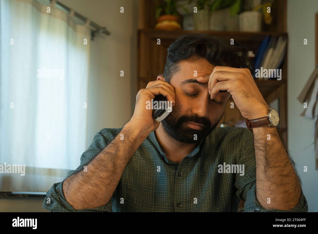 Mann in einem stressigen Anruf Stockfoto