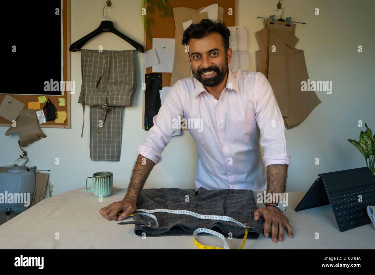Ein Designer für Herrenmode posiert in seinem Atelier Stockfoto