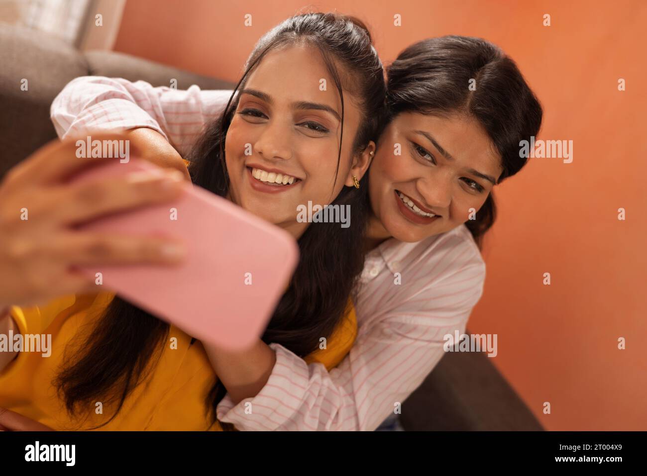 Nahporträt zweier junger Frauen, die gemeinsam Selfie machen Stockfoto
