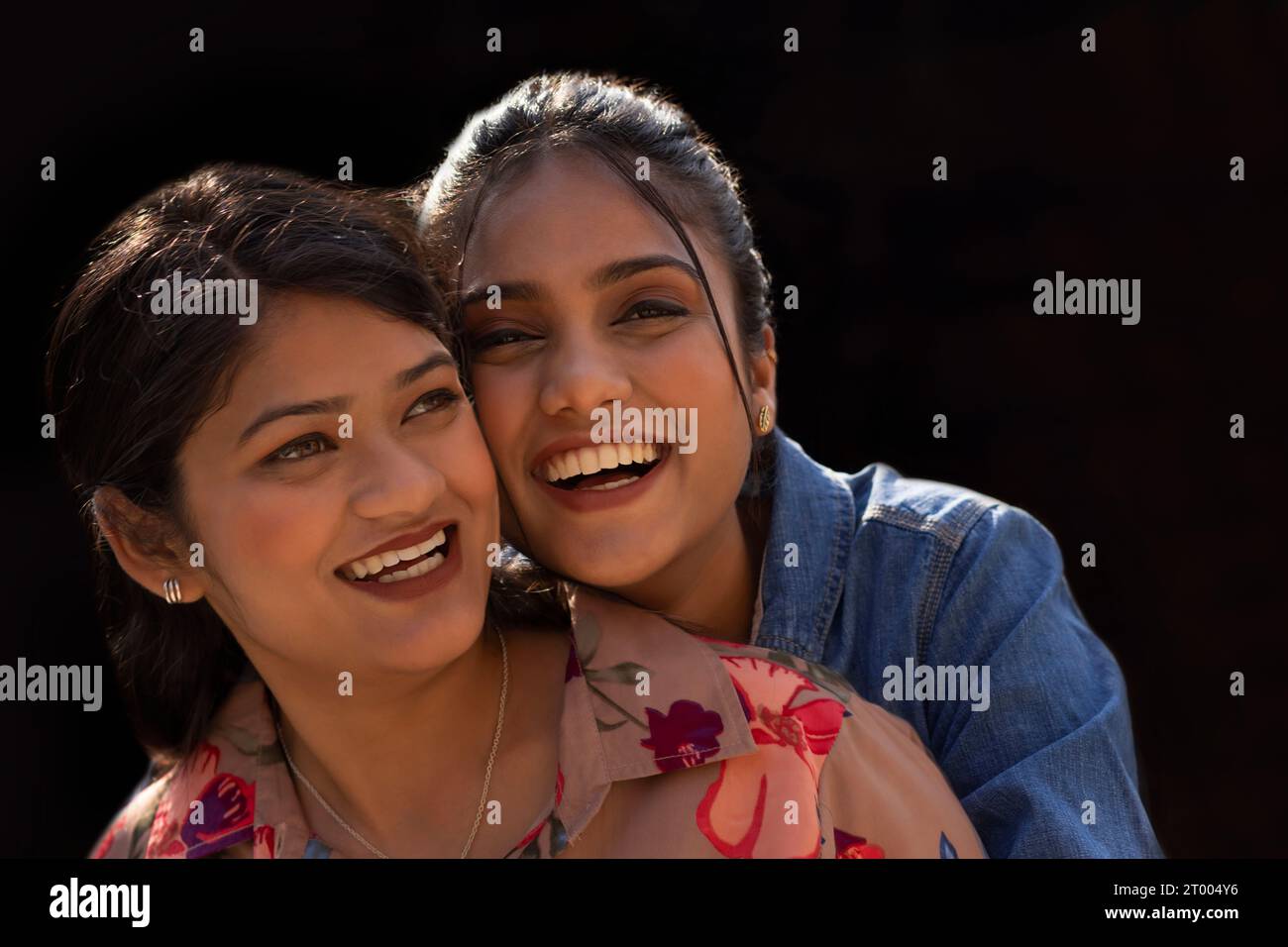 Nahporträt zweier lächelnder junger Frauen Stockfoto