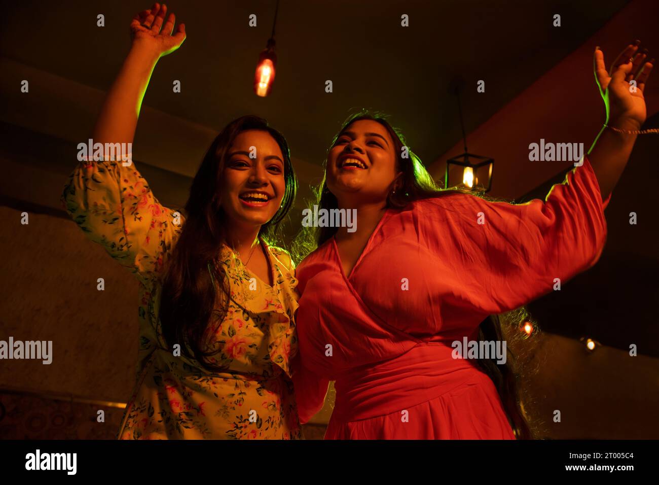Niedriger Blick auf junge Frauen, die im Restaurant tanzen Stockfoto